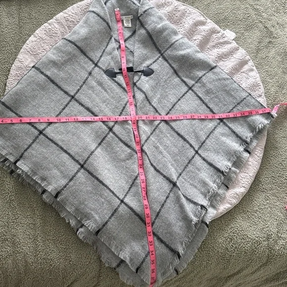 Max Studio Gray and Black Checkered Poncho Cape Shawl One Size - Picture 5 of 10